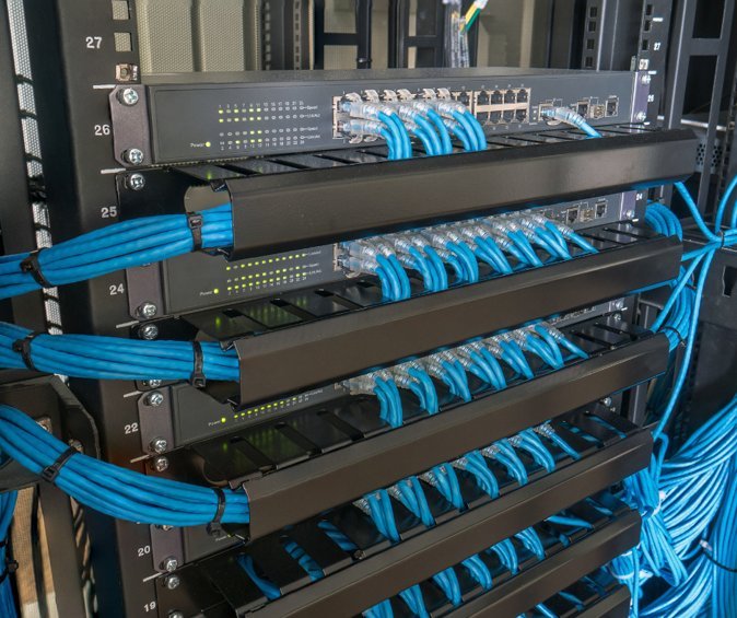 Baie de brassage et panneaux de brassage RJ45 d'un réseau informatique